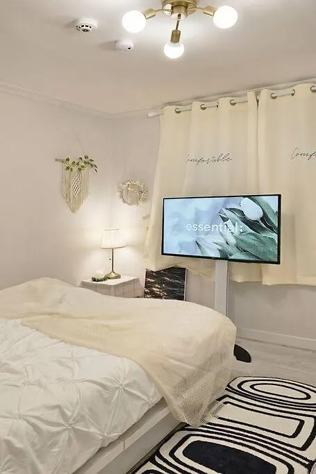 Evermore #Sinchon Station 5Min #Seogang Station 1Min Apartment Seoul 0*,